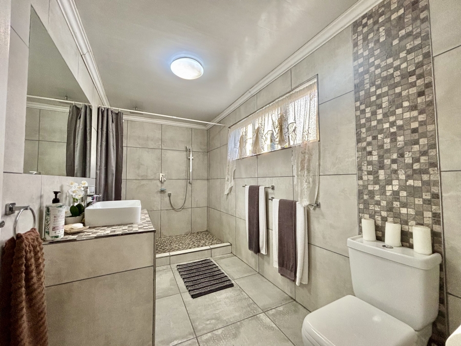3 Bedroom Property for Sale in Loucharmante Western Cape